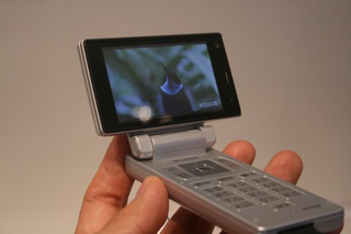 Illustration for article titled 3GSM: Battle of the Rotating Cellphone Screens